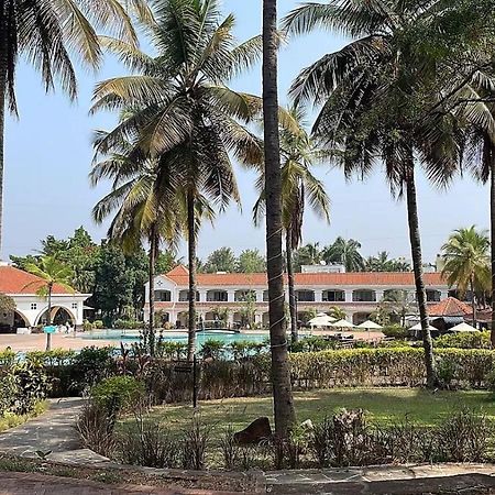 The Golden Palms Hotel & Spa Chik Banavar Bagian luar foto