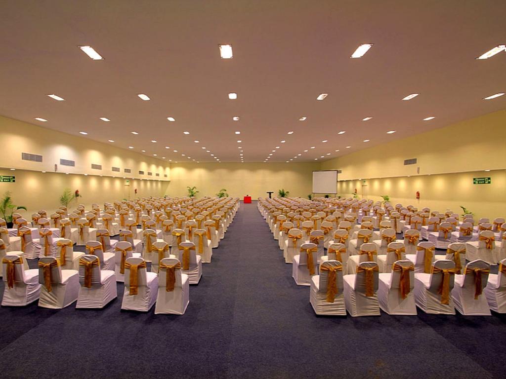 The Golden Palms Hotel & Spa Chik Banavar Bagian luar foto