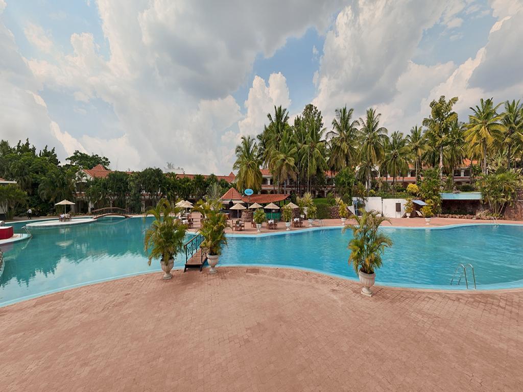 The Golden Palms Hotel & Spa Chik Banavar Bagian luar foto