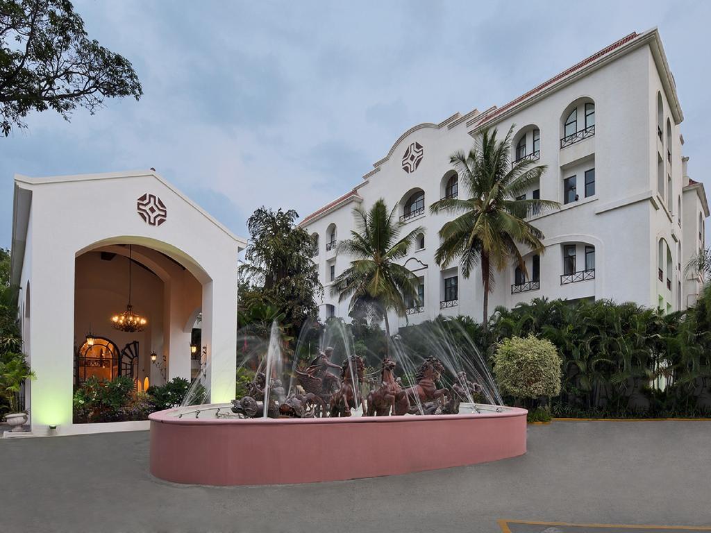 The Golden Palms Hotel & Spa Chik Banavar Bagian luar foto