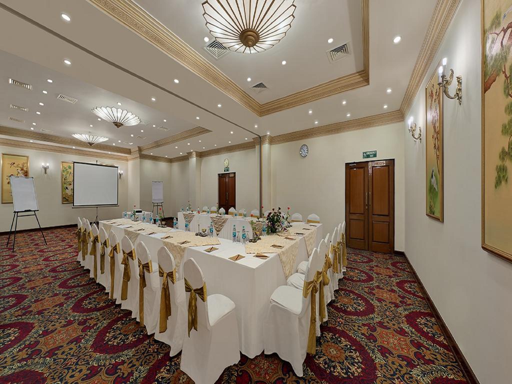 The Golden Palms Hotel & Spa Chik Banavar Bagian luar foto