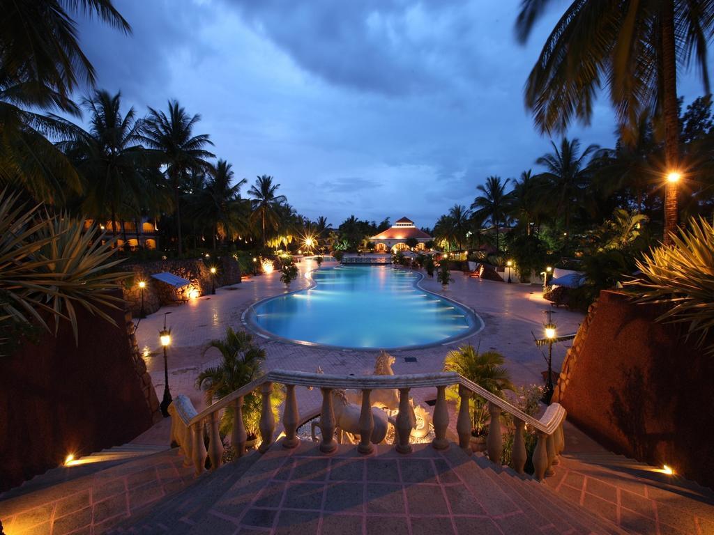 The Golden Palms Hotel & Spa Chik Banavar Bagian luar foto