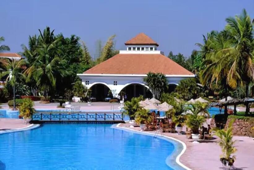The Golden Palms Hotel & Spa Chik Banavar Bagian luar foto