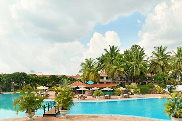 The Golden Palms Hotel & Spa Chik Banavar Bagian luar foto