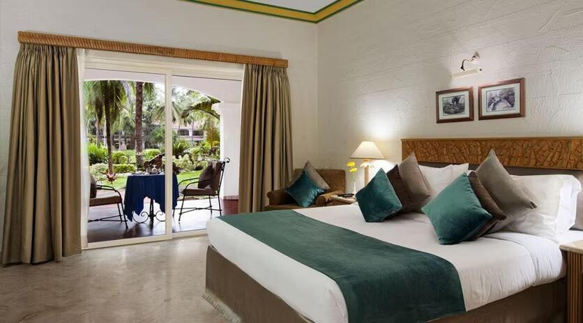 The Golden Palms Hotel & Spa Chik Banavar Bagian luar foto