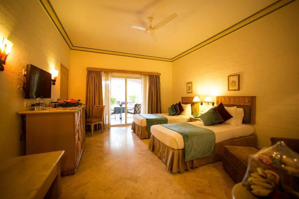 The Golden Palms Hotel & Spa Chik Banavar Bagian luar foto