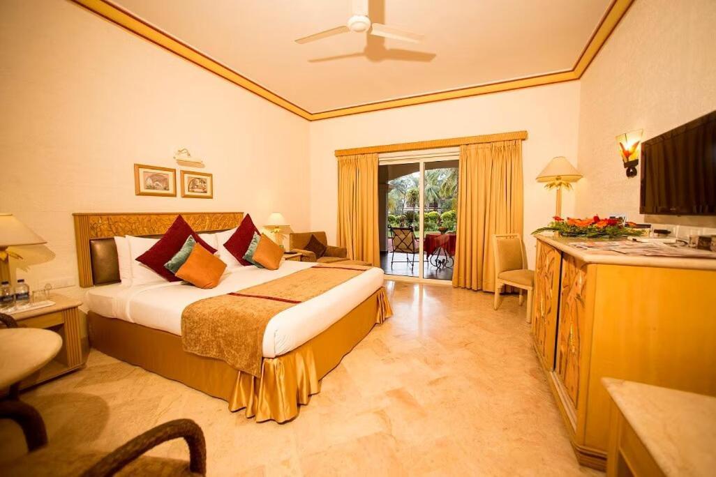 The Golden Palms Hotel & Spa Chik Banavar Bagian luar foto