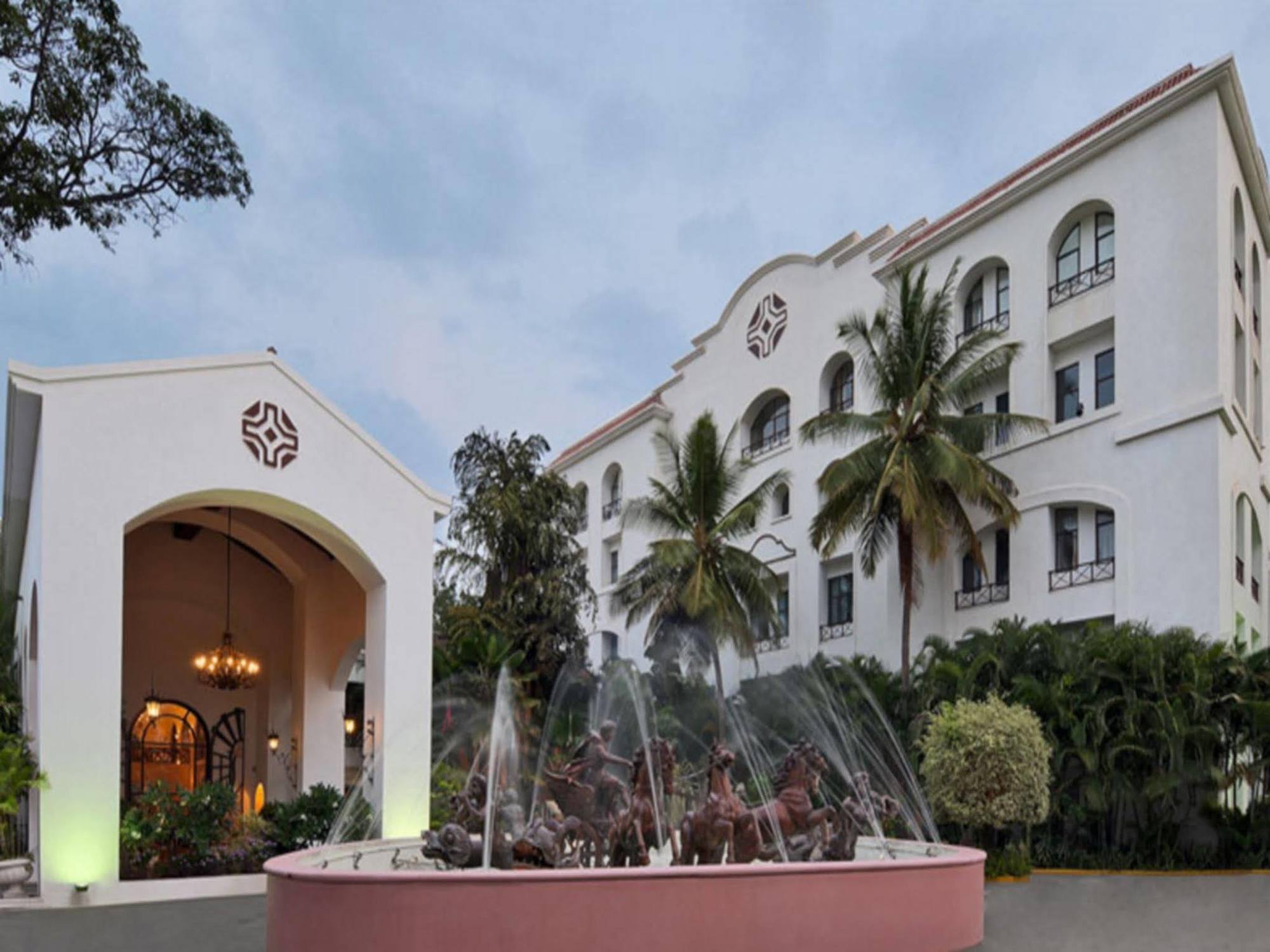 The Golden Palms Hotel & Spa Chik Banavar Bagian luar foto