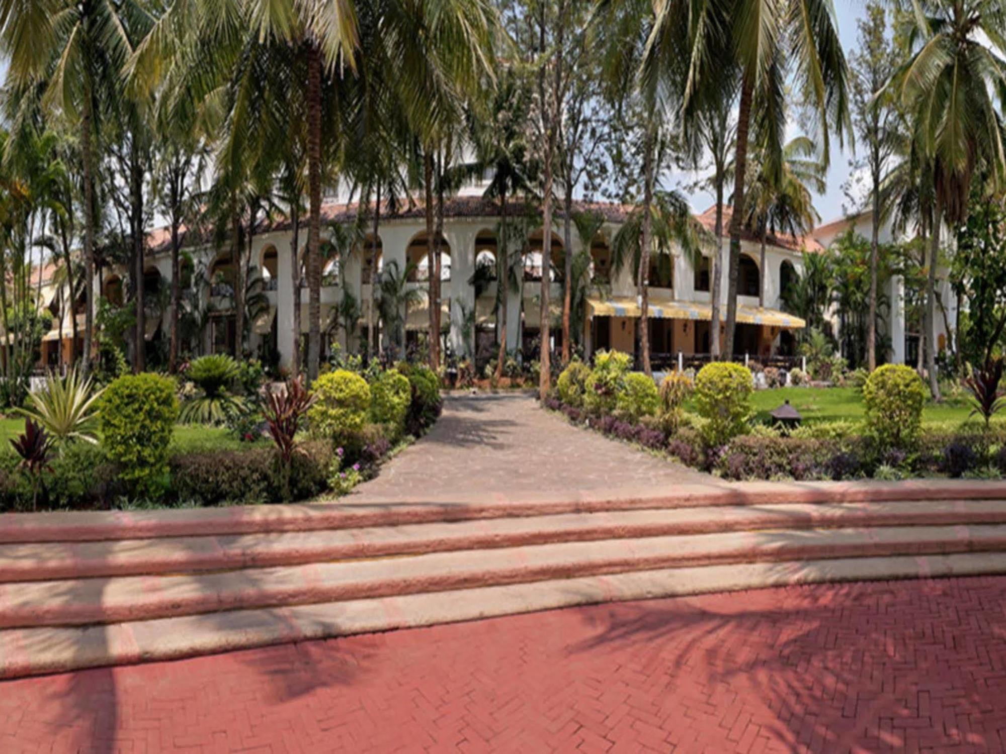 The Golden Palms Hotel & Spa Chik Banavar Bagian luar foto
