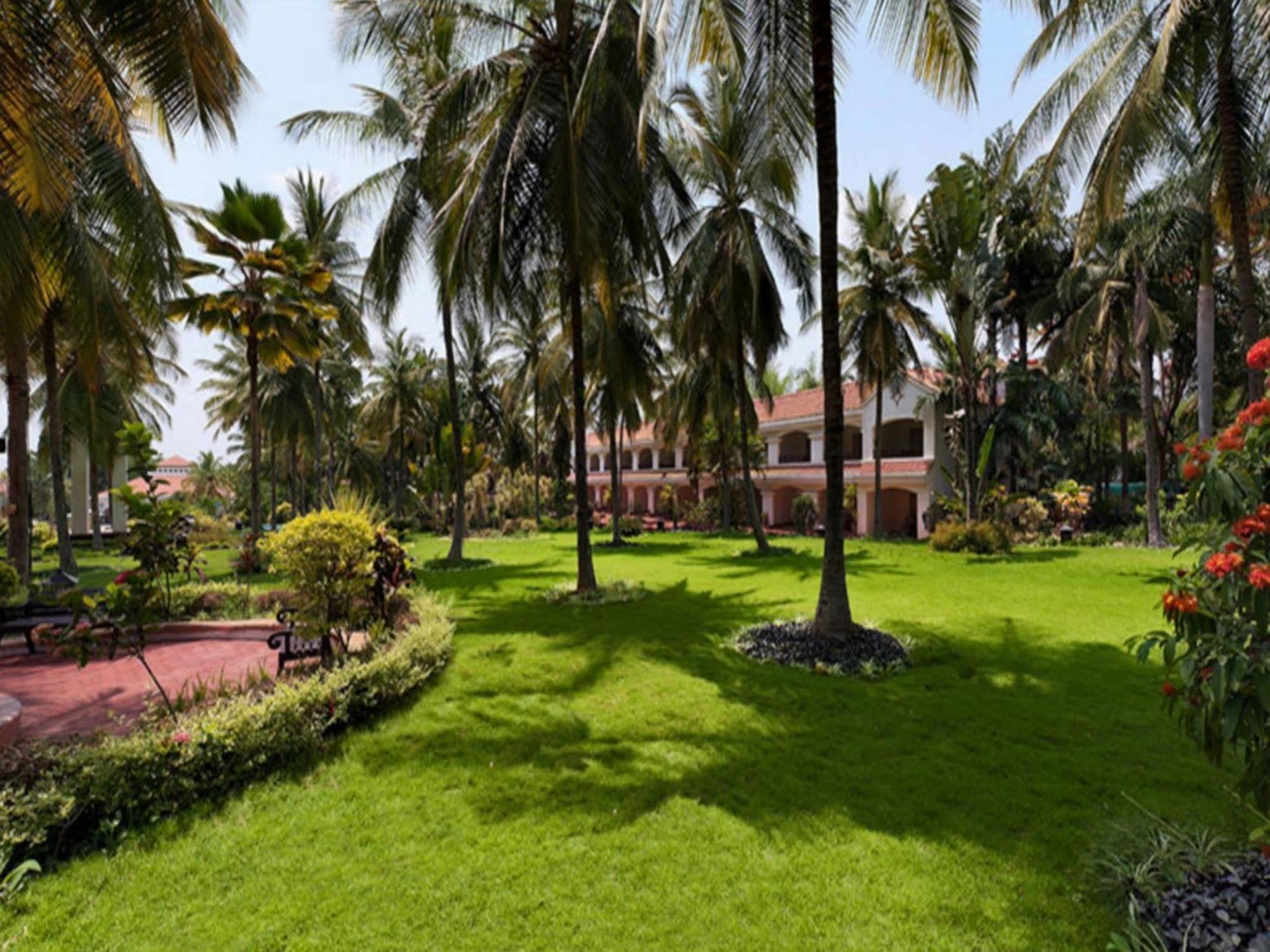The Golden Palms Hotel & Spa Chik Banavar Bagian luar foto